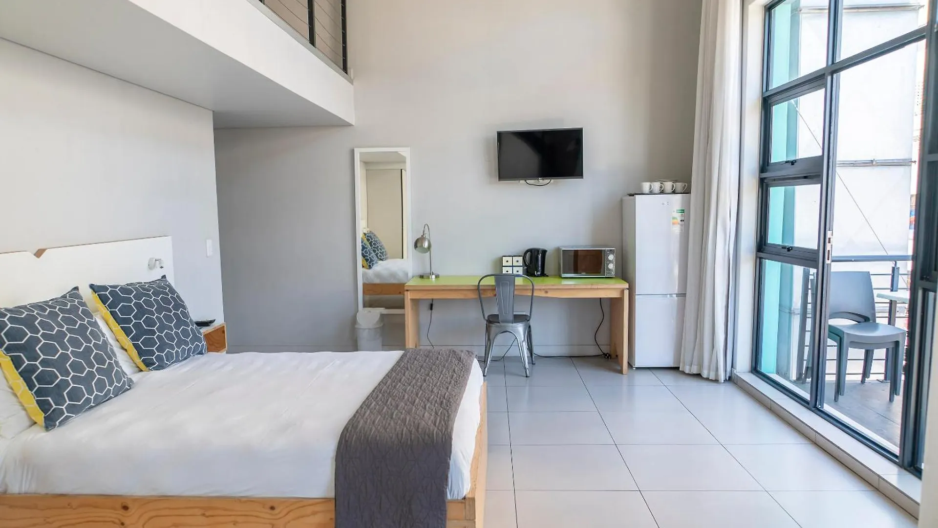 Mojo Hotel & Market