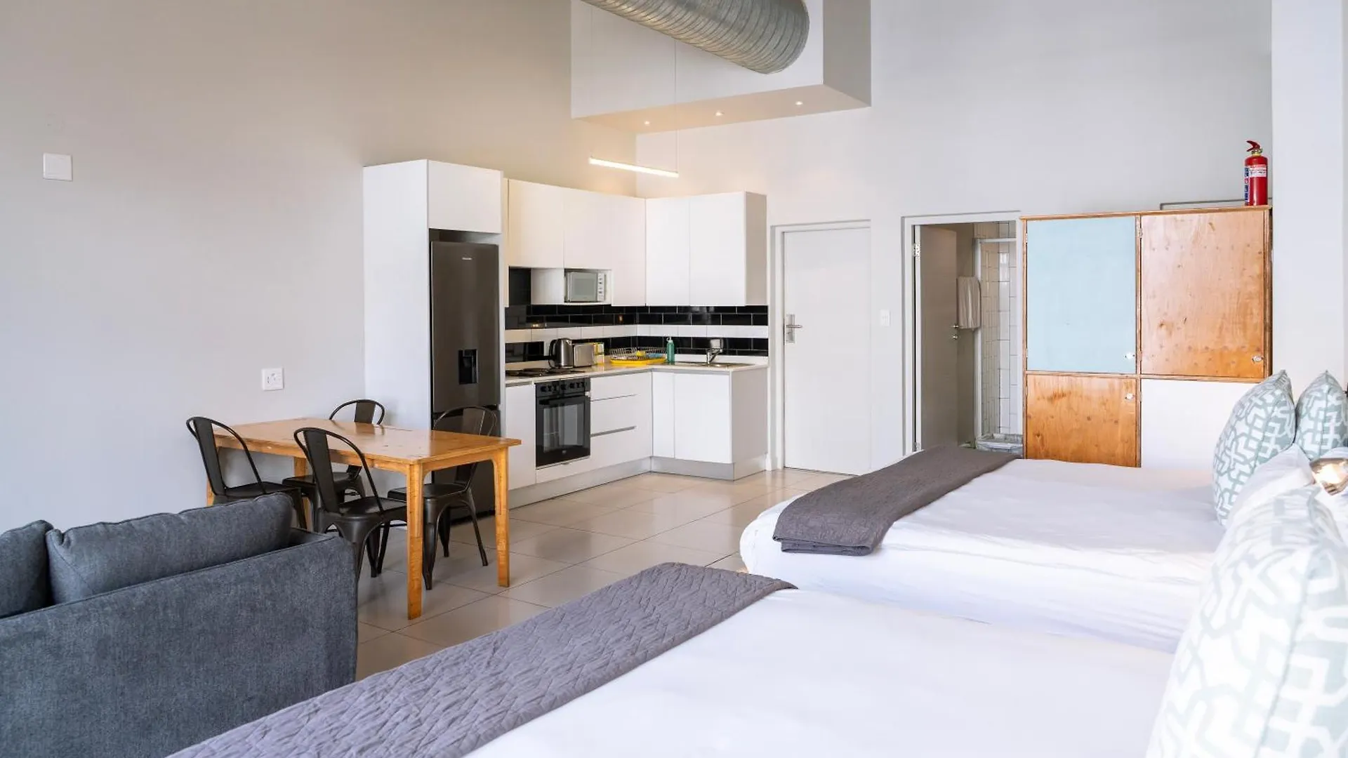 Mojo Hotel & Market