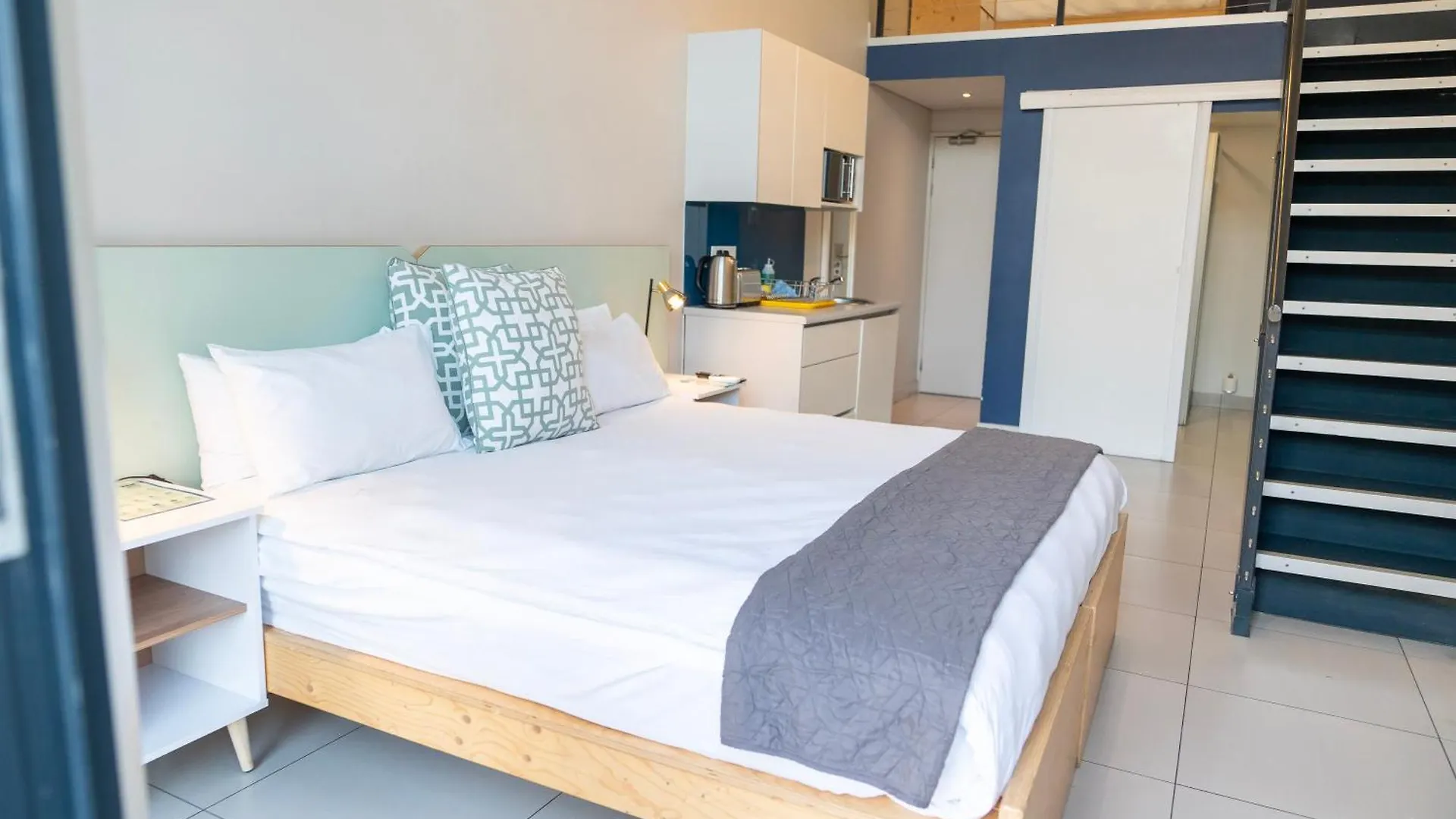 Mojo Hotel & Market