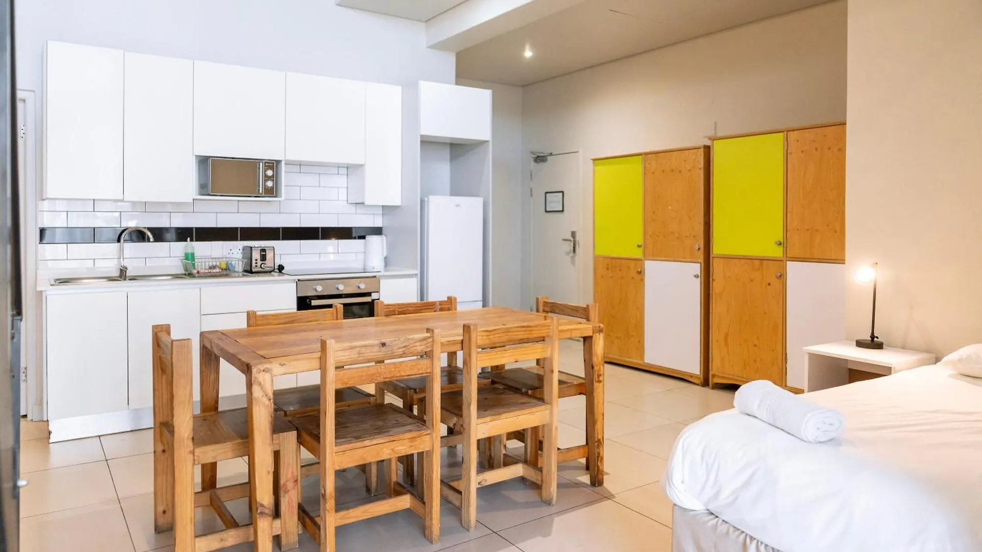 Mojo Hotel & Market