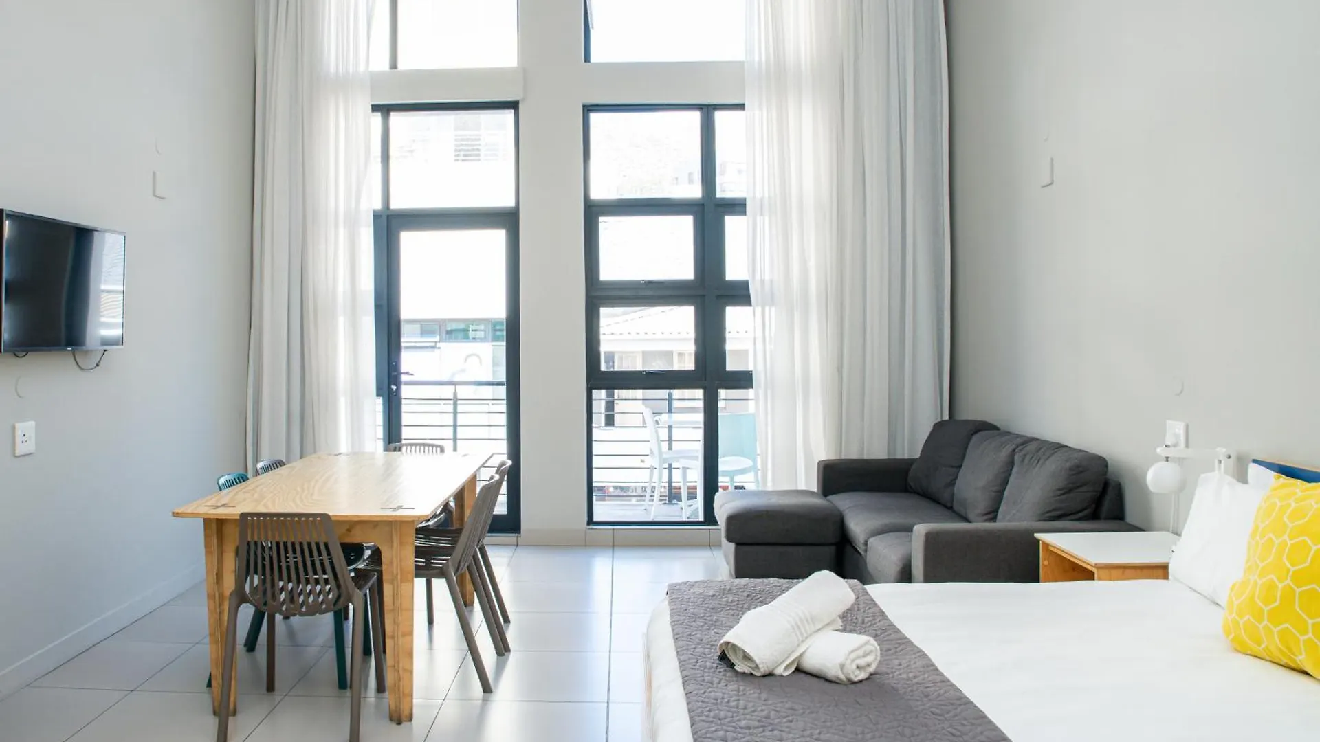 Mojo Hotel & Market